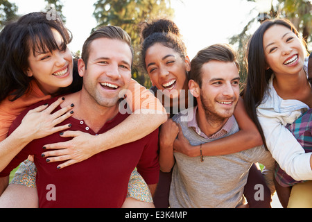 Groupe d'amis s'amuser ensemble en plein air Banque D'Images