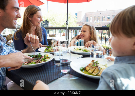 Family Enjoying Meal At Outdoor Restaurant Banque D'Images