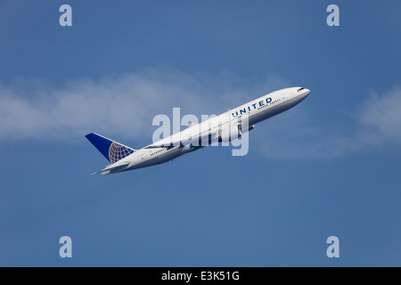 United Airlines Boeing 777-222 N775UA escalade loin de l'aéroport de Heathrow Banque D'Images