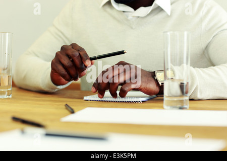 Portrait d'affaires d'hommes hand holding pen Banque D'Images