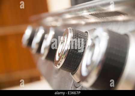 Boutons de commande métal Shiney sur un barbecue à gaz Banque D'Images