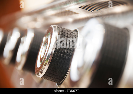 Boutons de commande métal Shiney sur un barbecue à gaz Banque D'Images