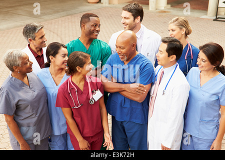 Photo de groupe à l'extérieur de l'équipe médicale Banque D'Images