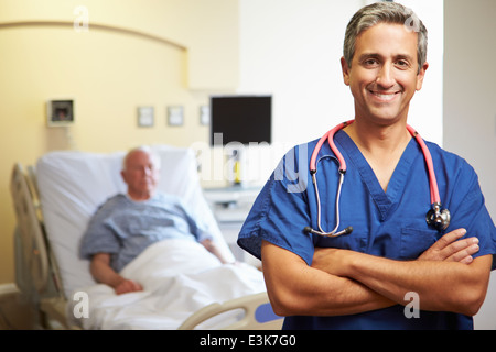 Portrait Of Male Doctor With Patient in Background Banque D'Images
