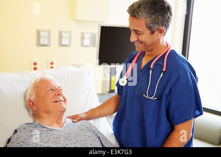 Doctor Talking With Senior Male Patient Banque D'Images