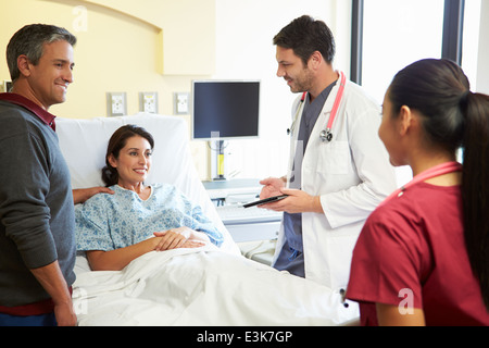 L'équipe médicale Rencontre avec couple In Hospital Room Banque D'Images