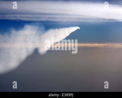 Un avion est vu à environ 32 000 pieds au-dessus de Baden-Baden, créant des traînées dans le ciel. L'image capture l'altitude de l'avion et son impact sur l'atmosphère, avec des traînées de vapeur visibles. Banque D'Images