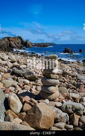 Tas de pierres sur la plage à St Agnes, Penzance, Cornwall, Scillies en Avril Banque D'Images