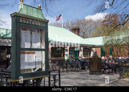 Loeb Boathouse pancarte et patio, Central Park, NYC Banque D'Images