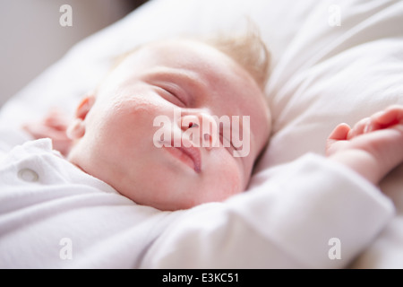 Newborn Baby Girl Sleeping In Bed Banque D'Images