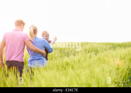 Balades en famille dans le champ Valeur comptable jeune bébé Fils Banque D'Images