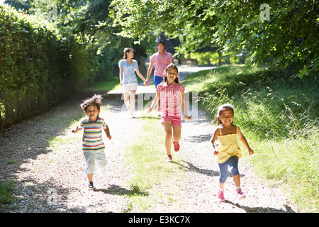 Asian Family Enjoying Walk In Countryside Banque D'Images