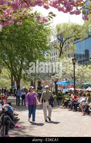 Les personnes bénéficiant de printemps dans l'Union Square, New York, USA Banque D'Images