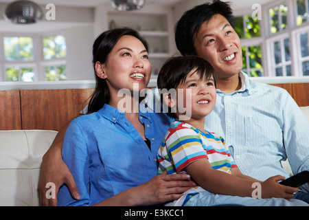Asian Family Sitting on Sofa à regarder la télévision ensemble Banque D'Images