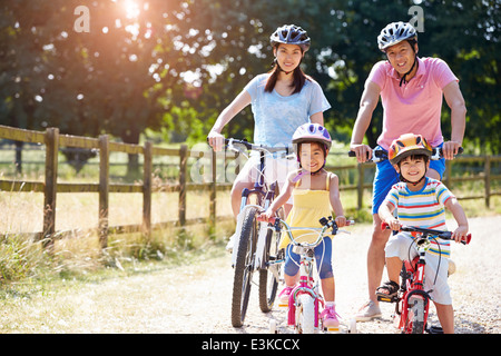 Asian Family sur Balade en vélo dans la campagne environnante Banque D'Images