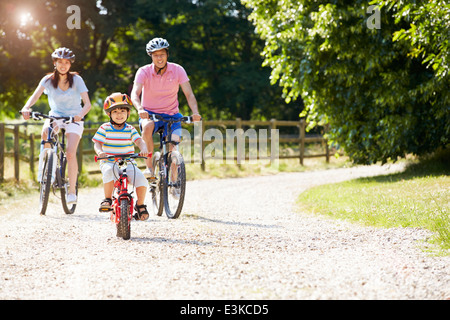 Asian Family sur Balade en vélo dans la campagne environnante Banque D'Images