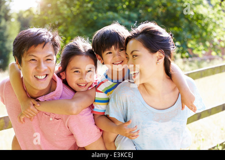 Asian Family Enjoying Walk en été Campagne Banque D'Images