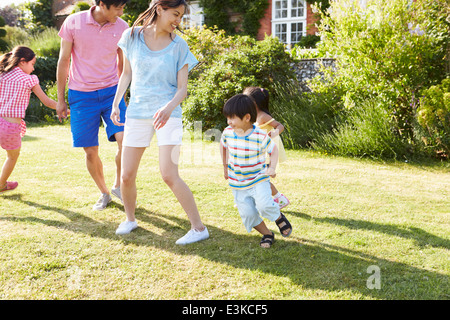 La famille asiatique jouant dans son jardin d'été Ensemble Banque D'Images