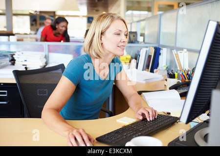 Femme travaillant à l'ordinateur de bureau moderne Banque D'Images
