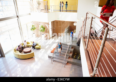 Aire de réception Immeuble de bureaux modernes avec des gens Banque D'Images