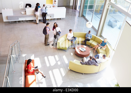 Aire de réception Immeuble de bureaux modernes avec des gens Banque D'Images