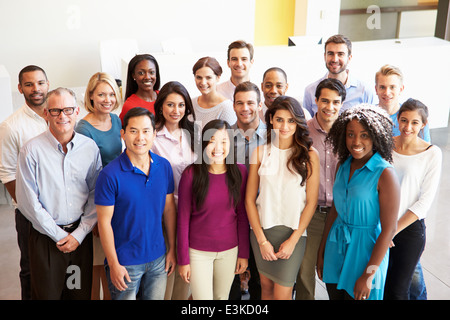 Portrait de Multi-Cultural Personnel de bureau Standing In Lobby Banque D'Images