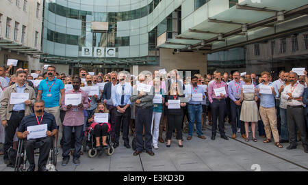 Portland Place, BBC Broadcasting House, Londres UK. 24 juin 2014. Les journalistes et le personnel, beaucoup de bouche avec du ruban adhésif, se réunir en dehors du bâtiment du siège de la BBC à protester et à tenir une minute de silence à l'appui de journalistes d'Al Jazeera emprisonné en Egypte. Credit : Malcolm Park editorial/Alamy Live News. Banque D'Images