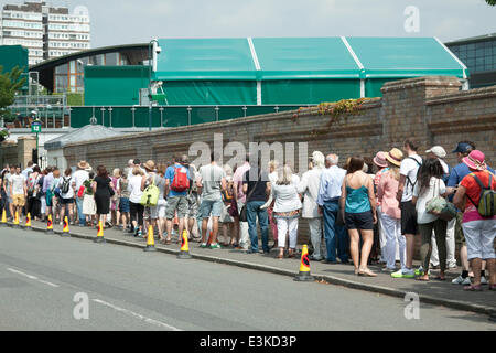 Wimbledon London,UK. 24 juin 2014. De longues files d'amateurs de tennis à l'extérieur de la forme de la 2014 PROFILS Têtes de tennis de Wimbledon Crédit : amer ghazzal/Alamy Live News Banque D'Images