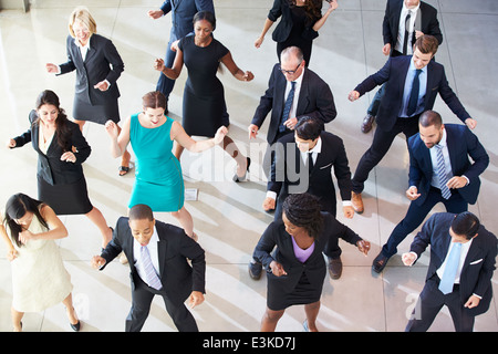 Vue de dessus de Businesspeople Dancing In Office Lobby Banque D'Images
