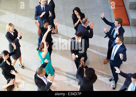 Vue de dessus de Businesspeople Dancing In Office Lobby Banque D'Images