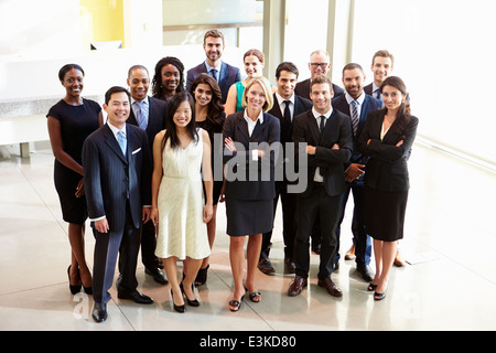 Portrait de Multi-Cultural Personnel de bureau Standing In Lobby Banque D'Images