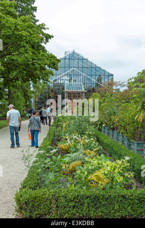 Les visiteurs à marcher vers la grande serre du Jardin Botanique d'Amsterdam, Leiden, Hollande méridionale, Pays-Bas. Banque D'Images