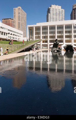 Laurie M. Tisch pelouse, à l'Illumination Hearst Plaza au Lincoln Center, NEW YORK CITY Banque D'Images