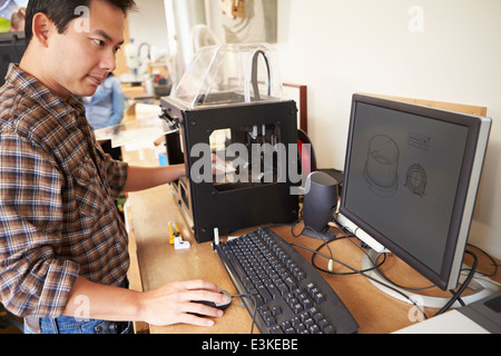 Male en utilisant l'imprimante 3D In Office Banque D'Images