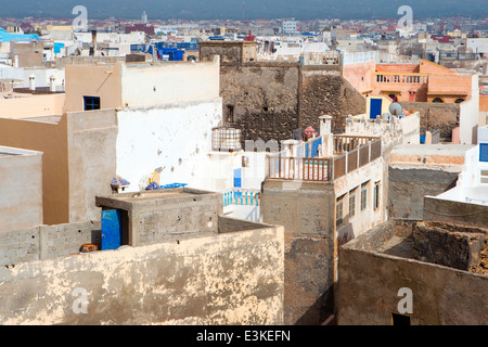 Vue panoramique sur la médina depuis le toit-terrasse du Riad Mimouna à Essaouira, Maroc, Afrique du Nord. Banque D'Images