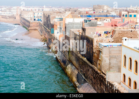 Vue panoramique depuis le toit-terrasse du Riad Mimouna à Essaouira, Maroc, Afrique du Nord. Banque D'Images