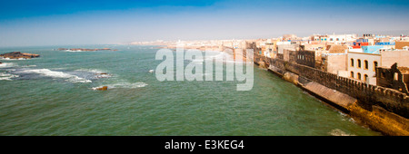 Vue panoramique depuis le toit-terrasse du Riad Mimouna à Essaouira, Maroc, Afrique du Nord. Banque D'Images