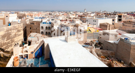 Vue panoramique sur la médina depuis le toit-terrasse du Riad Mimouna à Essaouira, Maroc, Afrique du Nord. Banque D'Images