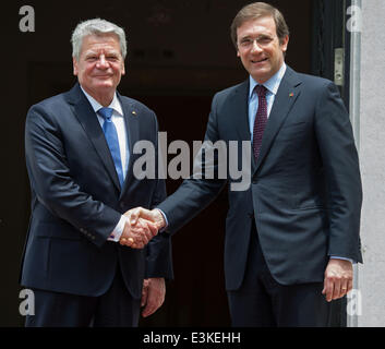 Lisbonne, Portugal. 24 Juin, 2014. Le Président allemand Joachim Gauck (L) est accueilli par le Premier ministre portugais, Pedro Passos Coelho à Lisbonne, Portugal, 24 juin 2014. Joachim Gauck est sur une visite officielle de deux jours au Portugal. Photo : TIM BRAKEMEIER/dpa/Alamy Live News Banque D'Images