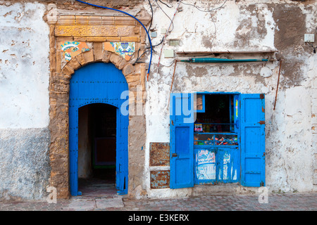 Vue d'une porte peinte traditionnelle et boutique dans la médina, dans la ville côtière d'Essaouira, Maroc, Afrique du Nord. Banque D'Images