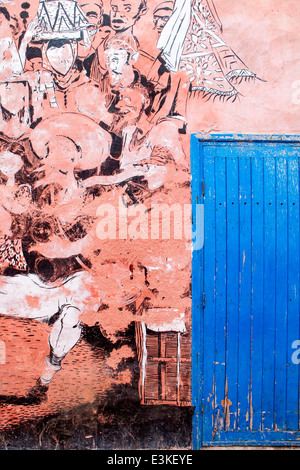 Vue d'une porte peinte traditionnelle dans la médina, dans la ville côtière d'Essaouira, Maroc, Afrique du Nord. Banque D'Images
