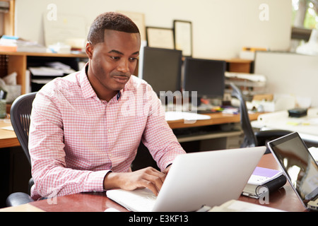 Architect Working at Desk On Laptop Banque D'Images