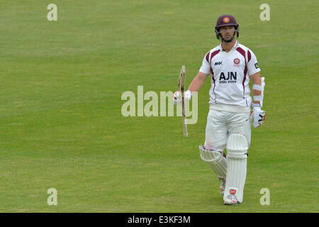 Unis Old Trafford, Manchester, UK 24 juin 2014 Steven Crook (Northants) fait son chemin de retour à la maison, après avoir été remis à l'hypotrophie Tom Smith. Championnat du Lancashire County Cricket v Northants Unis Old Trafford, Manchester, UK Crédit : John Fryer/Alamy Live News Banque D'Images