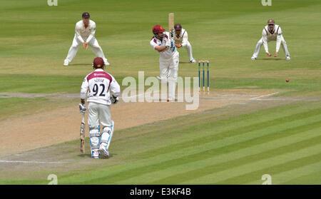 Unis Old Trafford, Manchester, UK 24 juin 2014 Andrew Hall joue à jambe comme Northants échoue dans leur tentative d'éviter le suivi sur contre le Lancashire, qui a fait 650.. Championnat du Lancashire County Cricket v Northants Unis Old Trafford, Manchester, UK Crédit : John Fryer/Alamy Live News Banque D'Images