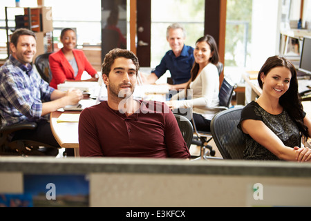 Portrait de personnel administratif à table en bureau d'architecte Banque D'Images