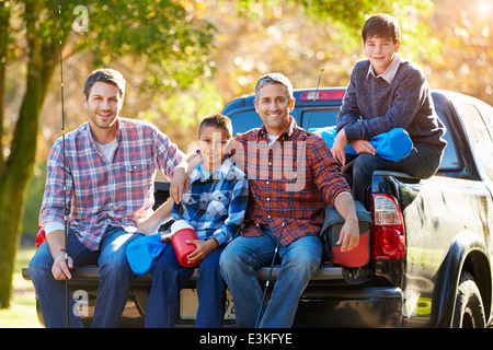 Les pères qui ont des fils assis dans le camion On Camping Holiday Banque D'Images