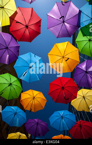 Parasols colorés contre un ciel bleu à Belgrade, Serbie Banque D'Images