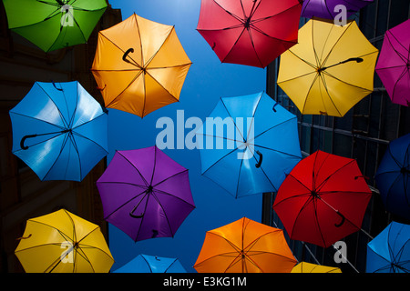 Parasols colorés contre un ciel bleu à Belgrade, Serbie Banque D'Images