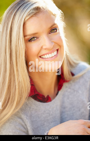 Portrait Of Attractive Woman in Countryside Banque D'Images