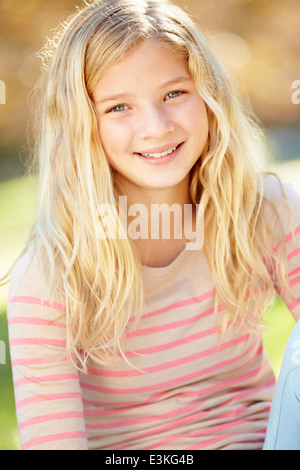 Portrait de jolie fille à la campagne Banque D'Images